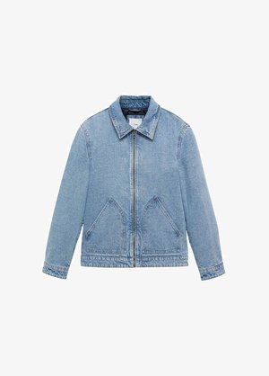 Lichtblauwe denimjack met een kraag, voorkruipe, twee driehoekige zakken en lange mouwen. Gladde textuur, casual ontwerp.