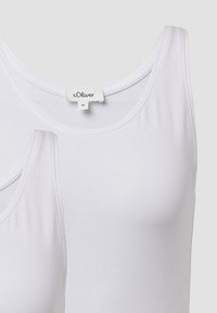 Witte tanktops met ronde halslijn, gemaakt van zacht katoen. Het label leest "s.Oliver," maat 36. Soepele textuur zonder patronen.