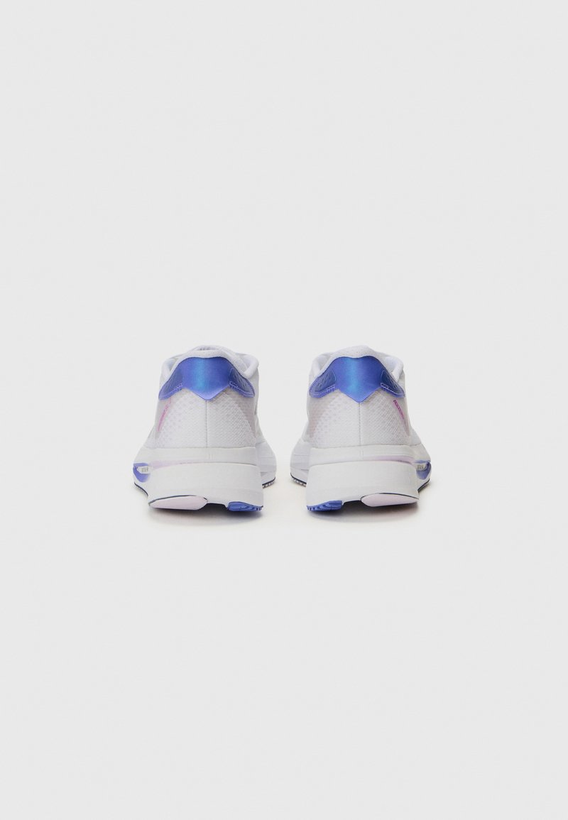 Zapatillas deportivas blancas con parte superior de malla texturizada, acentos azules en el talón y el collar, y una suela acolchada con detalles morados.