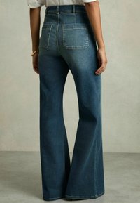 Reiss SAKURA PATCH POCKET - Jeans a zampa - mid blue