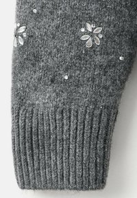 Szara dziana mankiet o żeberkowej fakturze, z kwiatowymi zdobieniami i błyszczącymi akcentami gemu. Miękki i ciepły materiał.