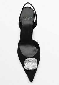 Svart mocka slingback-pump med spetsig tå, med en glittrande kristalldekoration på ovandelen och en slät läderinnersula.