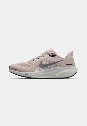 Zapatilla de running Nike de color rosa claro con una parte superior de malla, diseño texturizado, swoosh gris, entresuela blanca y suela negra. Cuenta con un sistema de cordones.