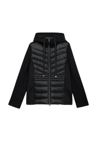 Schwarze Jacke mit gepolstertem Vorderteil und gestepptem Design, einer Kapuze und goldenen Reißverschlussakzenten, gefertigt aus einer Mischung aus glatten und strukturierten Stoffen.