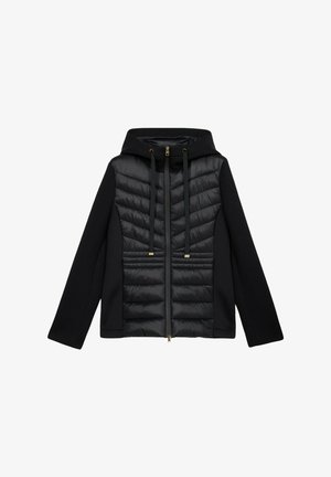 Schwarze Jacke mit gepolstertem Vorderteil und gestepptem Design, einer Kapuze und goldenen Reißverschlussakzenten, gefertigt aus einer Mischung aus glatten und strukturierten Stoffen.