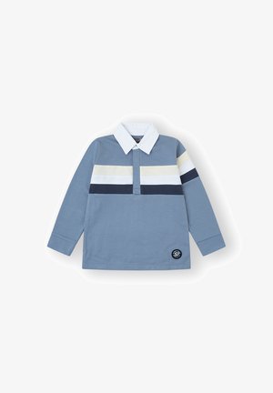 Camisa polo de manga larga en algodón color azul claro con cuello blanco. Presenta rayas horizontales en navy, blanco y beige. Incluye parche de logo en el dobladillo.