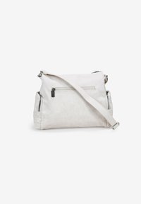 Bolso de hombro de tela gris claro con un bolsillo frontal con cremallera, correa ajustable y paneles laterales texturizados. Presenta detalles de hardware en color plata.