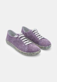 Adidași din suede mov, cu vârful rotunjit, șireturi albe și o talpă din cauciuc cu pete. Prezintă un design cu profil redus și o suprafață texturată.