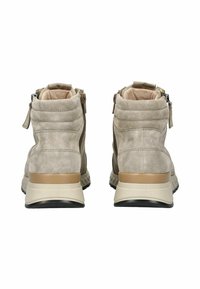 Bottes chelsea en suède beige avec un dessus texturé, un col rembourré, une fermeture éclair latérale pour la facilité et une semelle en caoutchouc durable avec un accent beige.