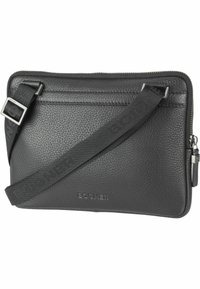 Borsa a tracolla nera in pelle con superficie texturizzata, chiusura con zip, tracolla regolabile e tasca frontale. Presenta un branding discreto.
