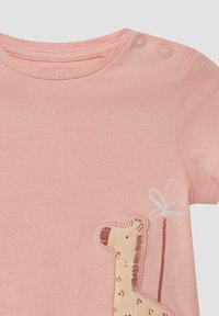 Lichtroze katoenen t-shirt met een geborduurde girafontwerp en twee drukknoopjes op de schouder voor een gemakkelijke aankleedervaring.