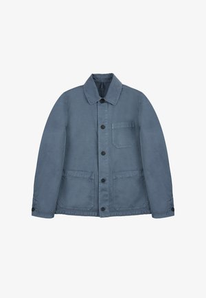 Blaue Baumwolljacke mit Kragen, Knopfverschluss und zwei großen vorderen Taschen. Verfügt über eine einzelne Brusttasche und ein strukturiertes Gewebe.