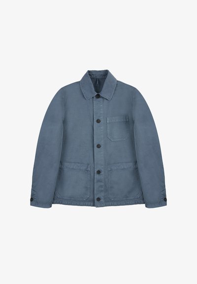 Niebieska bawełniana kurtka z kołnierzykiem, zapinana na guziki, z dwiema dużymi kieszeniami z przodu. Posiada jedną kieszeń na piersi oraz teksturowaną tkaninę.