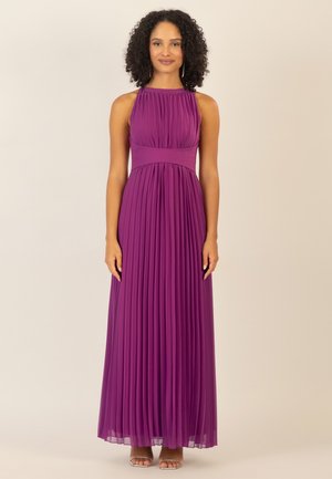 Faltenbesetztes bodenlanges Kleid aus reichhaltigem lila Stoff mit hohem Kragen und tailliertem Schnitt, das durchsichtige Schichten und eine glatte Textur aufweist.