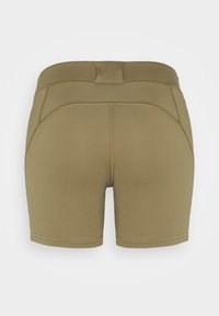 Pantalones cortos de deporte caqui con una tela suave y elástica. Presentan una cinturilla alta y costuras curvas para una mejor adaptación y comodidad.