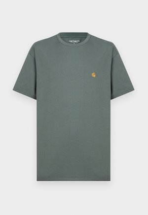 T-shirt grigia in cotone con maniche corte, collo a giro e un piccolo logo giallo sul petto sinistro. Tessuto liscio, vestibilità classica.