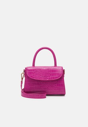 Pequeño bolso rosa brillante con textura de cocodrilo, asa superior y correa de hombro desmontable sobre un fondo claro y liso.