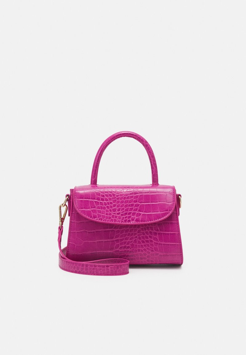 Petit sac à main rose vif avec texture crocodile, poignée supérieure et bandoulière amovible sur un fond clair uni.
