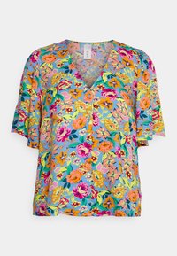 Blusa de mangas curtas floral em azul, com flores vibrantes em laranja, rosa e amarelo. Design em V com ajuste solto e tecido texturizado.