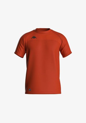 Maglietta sportiva a maniche corte, a coste, di colore arancio bruciato con logo Kappa nero sul petto e piccola etichetta triangolare del marchio vicino all'orlo.