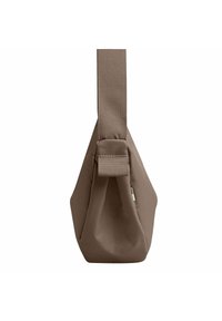 Borsa di tessuto marrone con una base ampia che si restringe verso l'alto, dotata di una robusta tracolla in tessuto e di una superficie texture.
