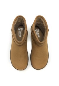 Stivaletti alla caviglia in suede marrone con un morbido rivestimento interno, punta rotonda e dettagli elastici sui lati. Suola in gomma per una migliore aderenza.