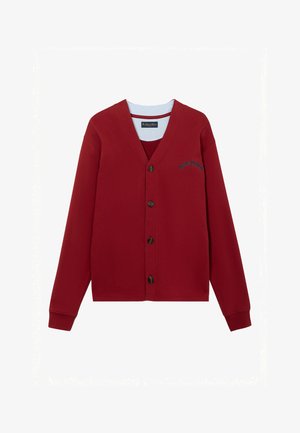 Červený cardigan na knoflíky s dlouhými rukávy, výstřihem do V a malým černým nápisem s logem na levé straně hrudi s textem „Brooks Brothers“.