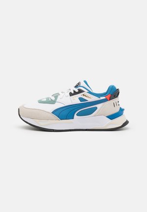 Baskets de sport blanches, bleues et beiges avec des détails en mesh et en daim, semelle noire, et fermeture à lacets, vues de côté sur fond blanc.