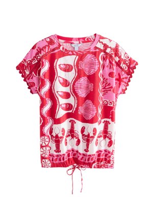 T-shirt met korte mouwen in rood en roze, met patronen van kreeften en schelpen. Trekkoordzoom en gerande mouwen voegen details toe.