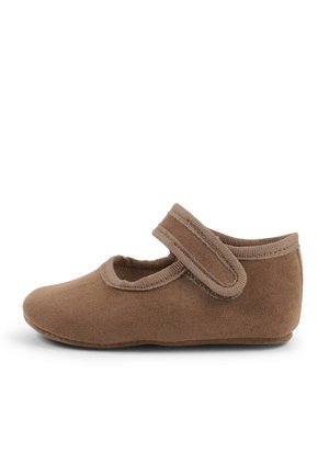 Zapato tipo pantufla marrón con un tejido suave y texturizado, punta redonda y una tira de Velcro en el empeine para facilitar su uso.