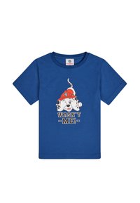 Camiseta de algodón azul con un gráfico de un perro con un casco de bombero y el texto "¡NO FUI YO!" en letras negritas y negras debajo. Manga corta.