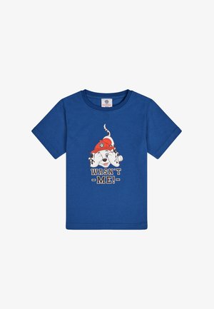 Camiseta de algodón azul con un gráfico de un perro con un casco de bombero y el texto "¡NO FUI YO!" en letras negritas y negras debajo. Manga corta.