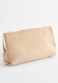 Beżowa torebka typu kopertówka z zamszu z zapięciem w kolorze złotym, prostokątny kształt, gładka tekstura i plisowane boki. Idealna na formalne okazje.