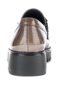 Braunes Leder-Schuh mit strukturiertem Finish, schwarzer dicker Sohle und runder Zehe, mit detaillierter Naht entlang der oberen Kante.