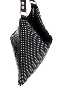 Borsa nera con una superficie texturizzata, caratterizzata da una griglia di borchie riflettenti. Ha una chiusura con zip e una tracolla con accenti metallici.