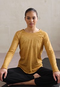 Yogasearcher BIONIKARA - Top dugih rukava - curry