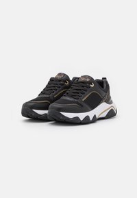 Scarpe da ginnastica nere in materiale sintetico, con suola intermedia bianca, dettagli dorati, suola in gomma testurizzata e design con lacci.