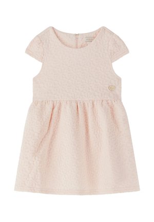Robe bébé rose clair texturée à manches courtes avec taille froncée et petit logo métallique en forme de cœur sur le côté droit.