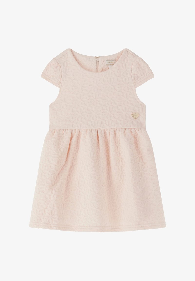 Robe bébé rose clair texturée à manches courtes avec taille froncée et petit logo métallique en forme de cœur sur le côté droit.