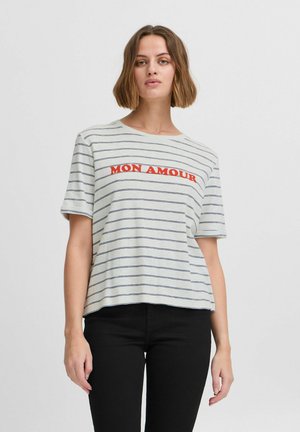 T-shirt a maniche corte a righe di colore grigio chiaro, con strisce blu scuro e la scritta rossa "MON AMOUR" centrata sul davanti.