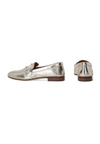 Metallisch goldene Slipper mit glatter Oberfläche, ausgestattet mit einem kleinen Riemendetail und einem niedrigen Holzabsatz. Die abgerundete Zehenform erhöht den Komfort.
