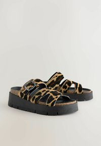 REGULAR FIT - FOREVER COMFORT BUCKLE DETAIL - Pantoletai su kulnu - leopard print