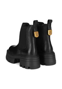 Czarne skórzane botki Chelsea z masywną gumową podeszwą, elastycznymi panelami po bokach oraz złotym okuciem na pięcie z logo "B".
