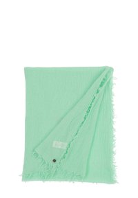 Eșarfă ușoară de culoare verde mentă, realizată dintr-un material texturat, cu margini desfăcute și o etichetă din material pe o latură.