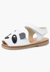 Sandale en cuir blanc avec un design de panda et des accents noirs, bout ouvert et sangle réglable. Semelle texturée, construction légère.