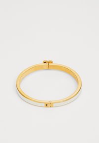 Bracciale rigido in oro con superficie liscia, bordi arrotondati e chiusura a scatto; design minimalista con finitura lucida.