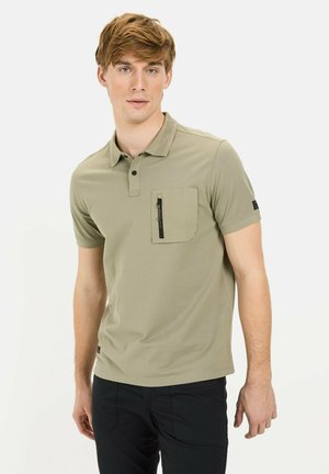 Olivgrünes Polohemd mit kurzen Ärmeln, ausgestattet mit einer Brusttasche mit schwarzem Reißverschluss und einem geknöpften Kragen. Glatte Textur, lässige Passform.