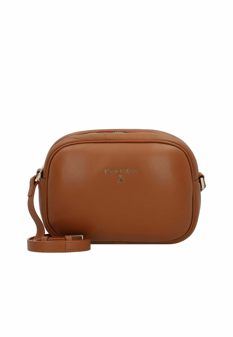 Borsa a tracolla in pelle marrone con chiusura zip, forma rettangolare, tracolla regolabile e marchio in rilievo sulla parte anteriore.