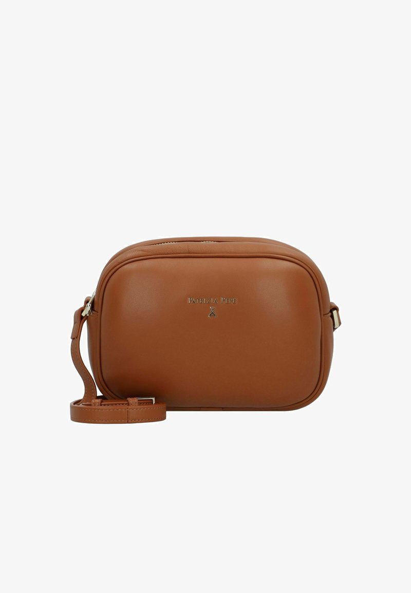 Bolso de cuero marrón tipo bandolera con cierre de cremallera, forma rectangular, correa ajustable y logo en relieve en la parte frontal.