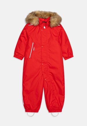 Salopette invernale rossa con cappuccio in pelliccia sintetica, polsini elasticizzati e tasche con zip bianche. Presenta bottoni a pressione e cinghie per i piedi per una vestibilità sicura.